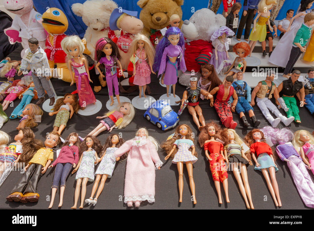 Una variedad de niñas o niños de muñecas para venta en un puesto en el  mercado, de segunda mano, incluyendo a Barbie Fotografía de stock - Alamy