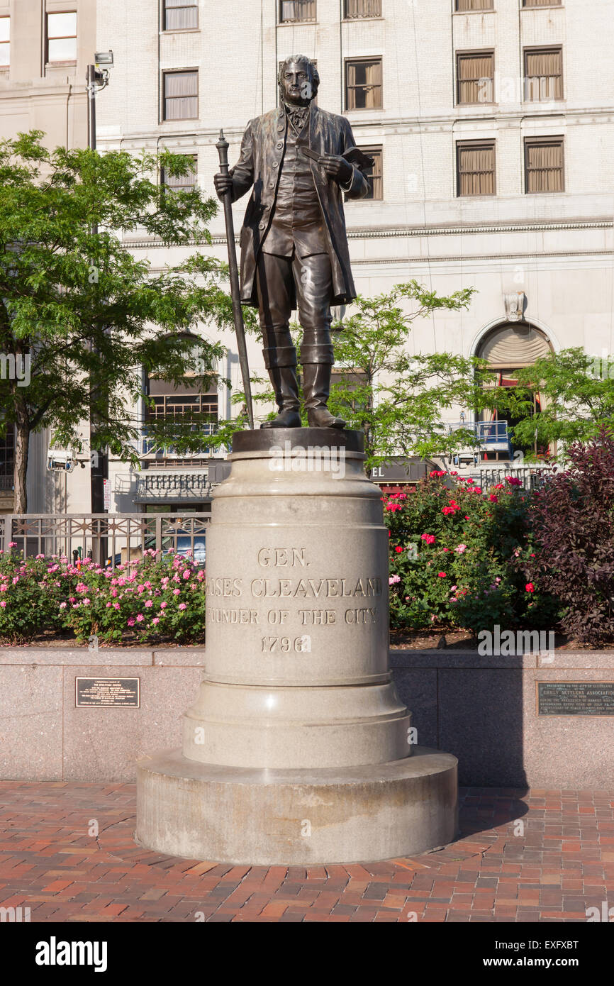 La estatua de Moisés Cleaveland en plaza pública en el centro de la ciudad de Cleveland, Ohio Foto de stock