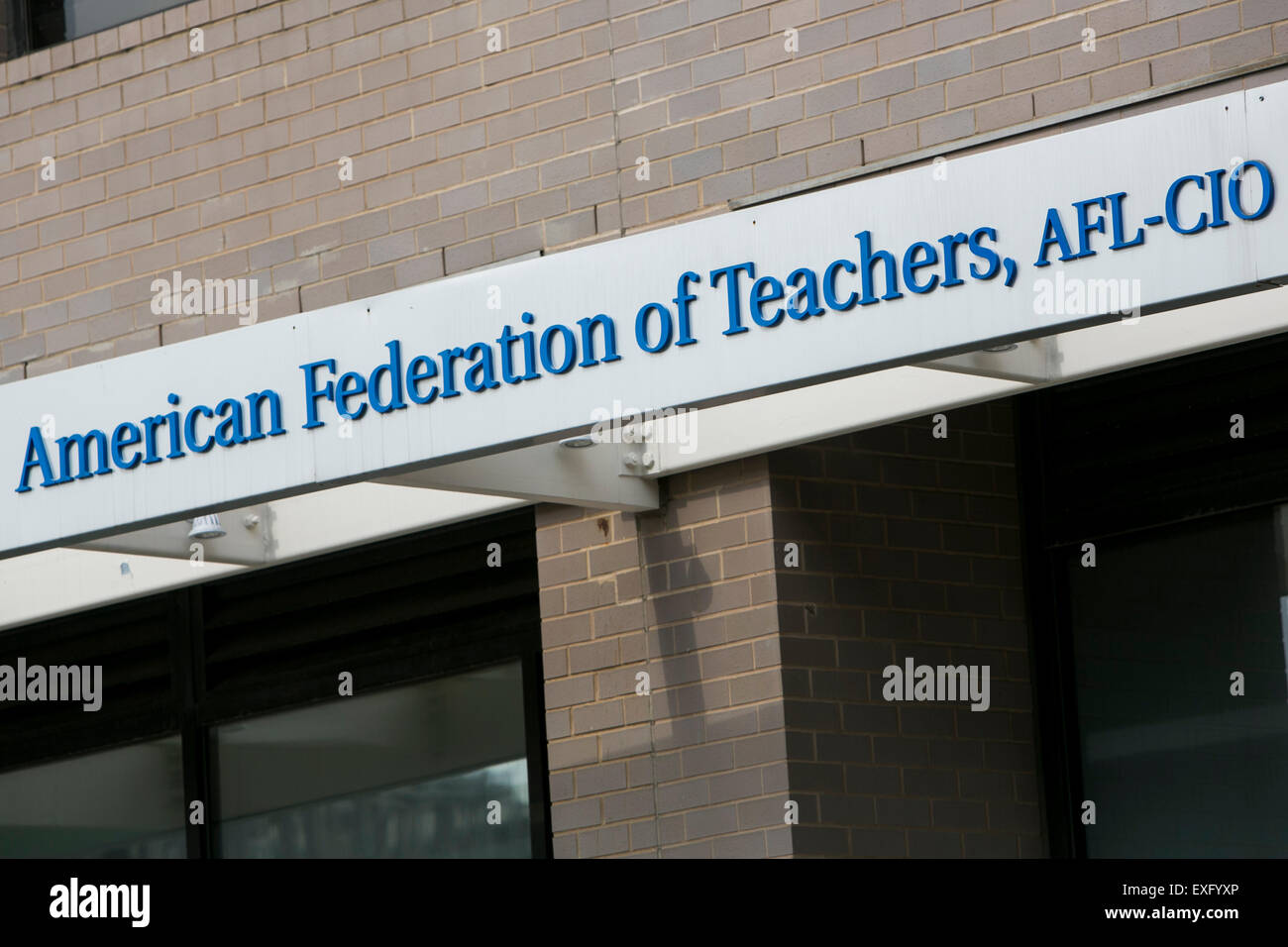 Un logotipo firmar fuera de la sede de la Federación Americana de Maestros (AFT) en Washington, D.C. el 12 de julio de 2015. Foto de stock