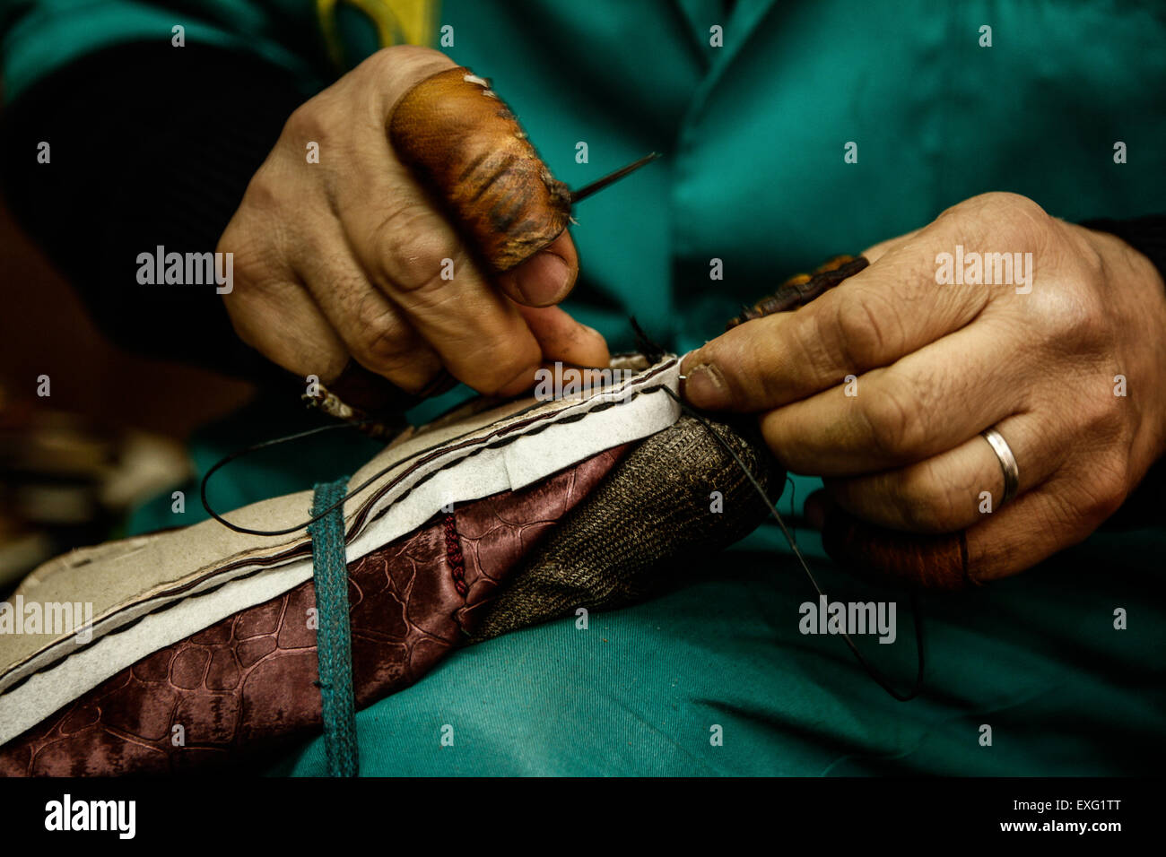 Fez Craftsman en el proceso de crear una Belgha tradicional una zapatilla marroquí tradicional típicamente hecha de cuero Foto de stock
