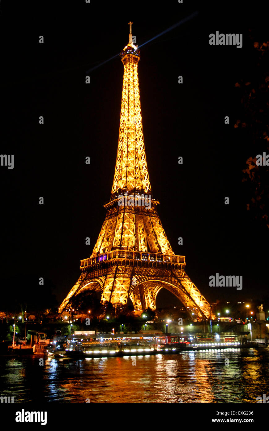 Torre Eiffel, a orillas del río Sena, París, Francia, iluminada por la noche Foto de stock