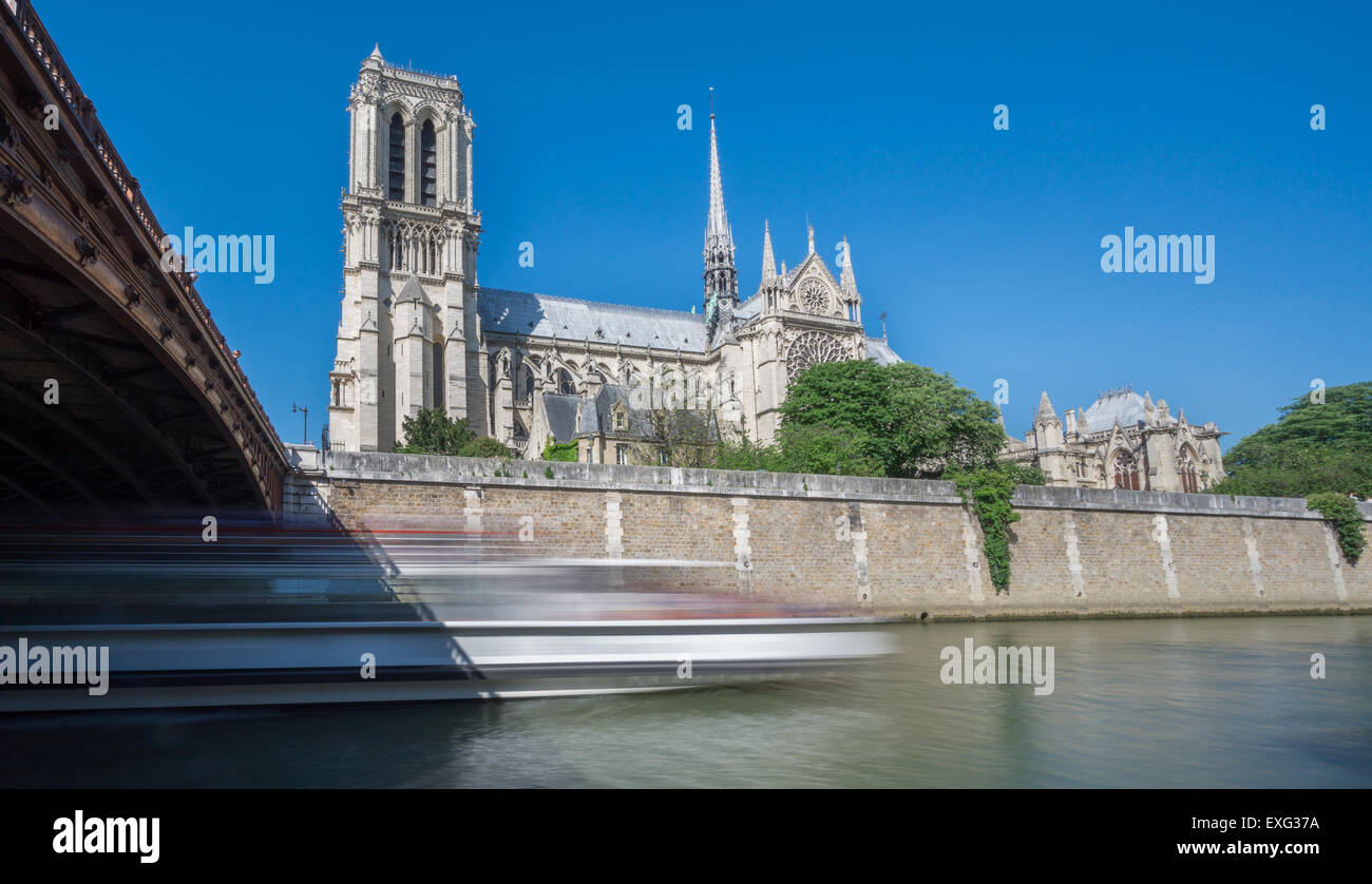 La catedral de Notre Dame y el río Sena, borrosa, barco turístico de larga exposición Foto de stock