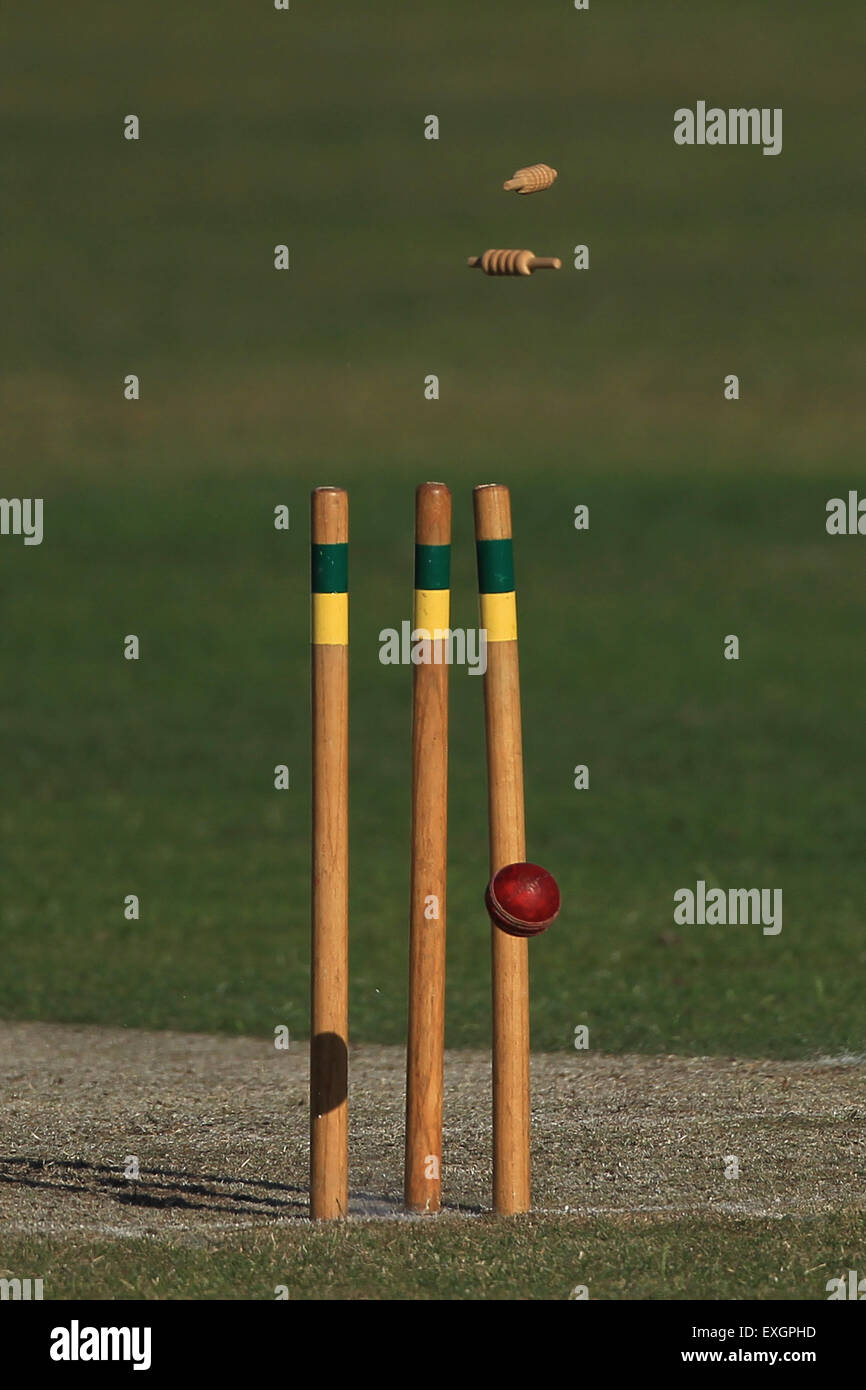 Cricket - División de la liga de cricket de Kent IV 1XI - Faversham Cricket Club v Cowdrey Cricket Club Foto de stock