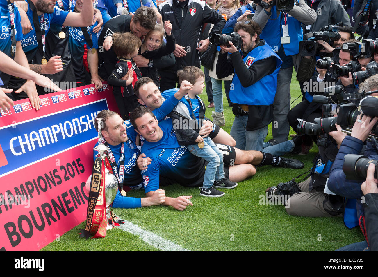 El AFC Bournemouth jugadores celebran con el trofeo del campeonato en el Valley Stadium de Londres tras ganar la Liga Foto de stock