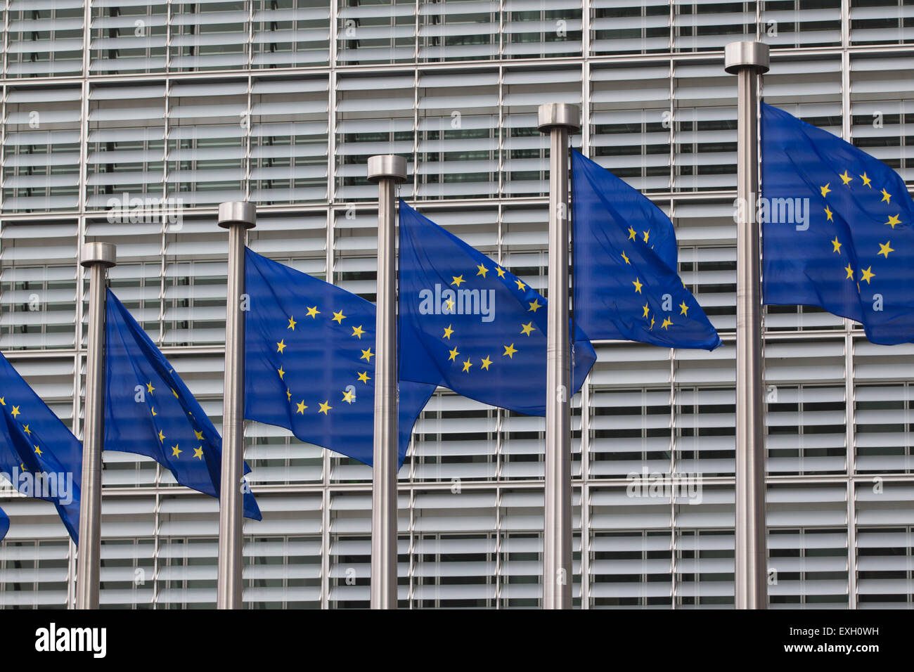 Los pabellones europeos delante del edificio Berlaymont, sede de la Comisión Europea en Bruselas, Bélgica Foto de stock