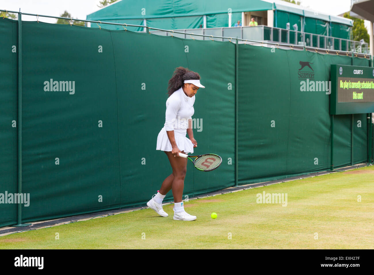 Serena Williams se calienta para jugar ayudado por coach Patrick Mouratoglou, durante el Campeonato de Wimbledon 2015 Foto de stock