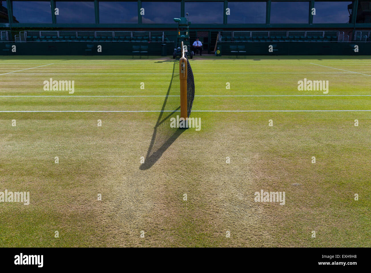 Pista de tenis de hierba vacía en el All England Lawn Tennis Club durante el Campeonato de Wimbledon, Londres Foto de stock