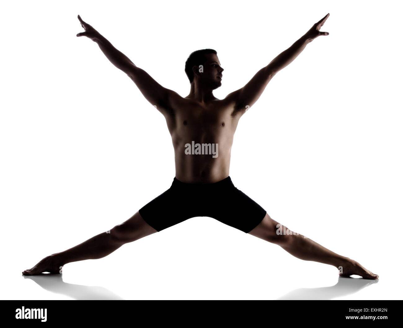 Silueta de un hombre adulto muscular ballet contemporáneo moderno estilo  bailarina. Los bailarines vestidos de negro y pantalón de esquí está  aislado Fotografía de stock - Alamy