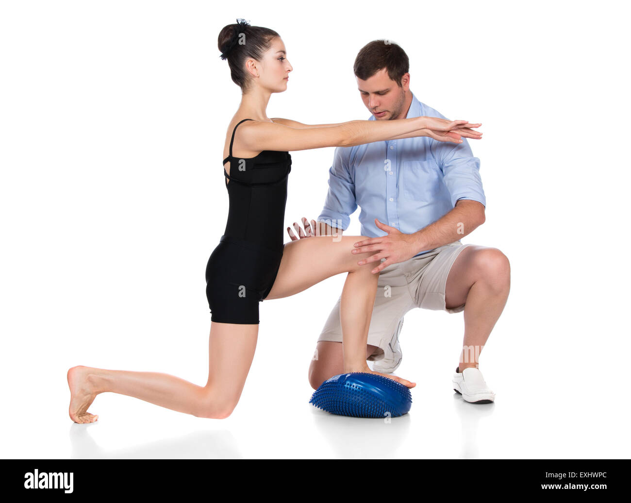 Fisioterapeuta masculino ayudando a una mujer mayor con muletas: fotografía  de stock © SimpleFoto #111765612