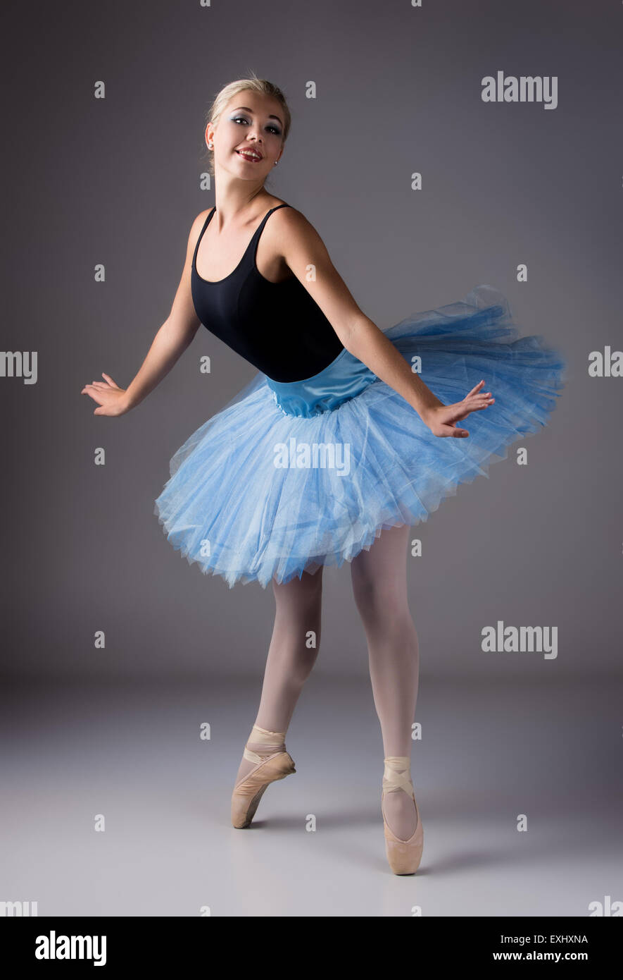 Mujer hermosa bailarina de ballet aislado sobre un fondo blanco. Bailarina  está vistiendo un leotard negro, rosa medias, Pointe zapato Fotografía de  stock - Alamy
