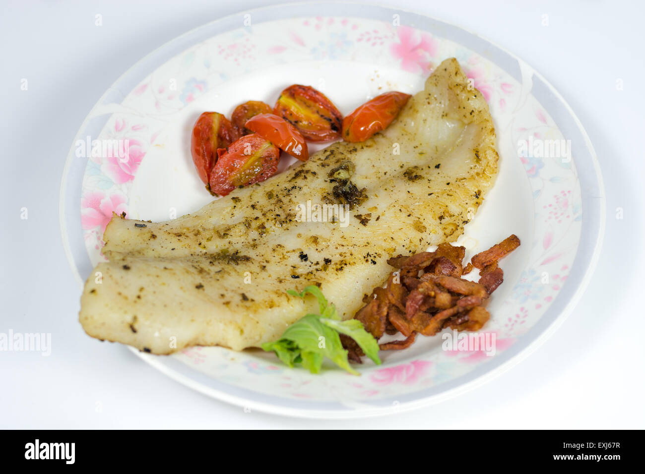 Filete de pescado, tocino, tomate, Foto de stock