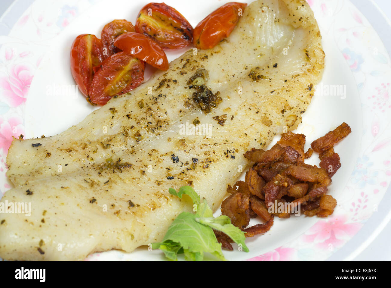 Filete de pescado, tocino, tomate, Foto de stock