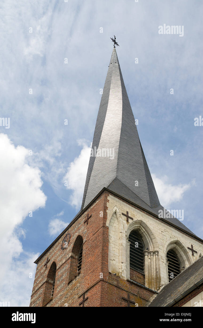 El twisted chapitel de la iglesia de Saint-Aignan en Bures-en-Bray, Normandía, Francia Foto de stock