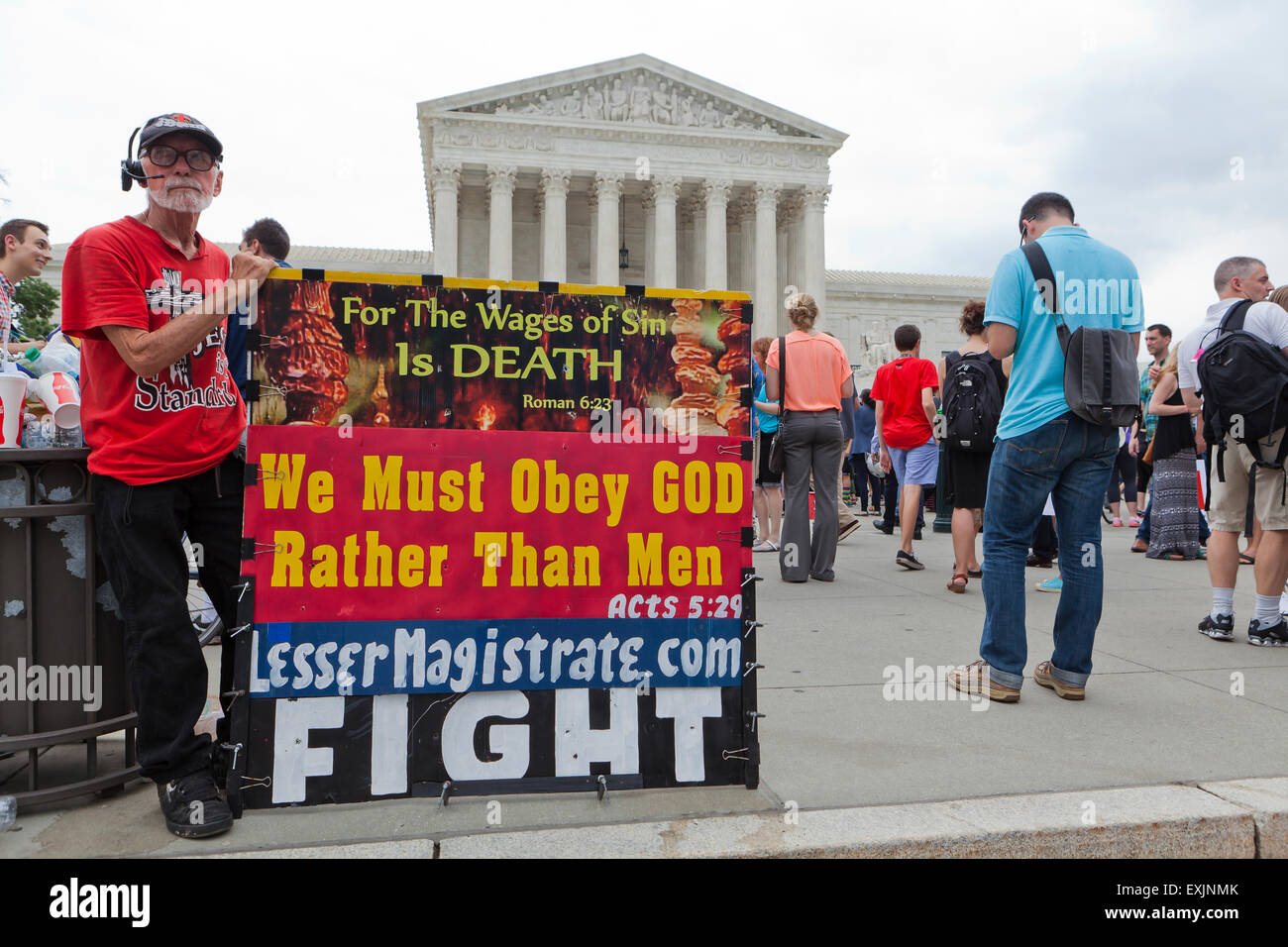 Fundamentalista cristiano celebración Biblia cita signo delante de la Corte Suprema de EE.UU., Washington, DC, EE.UU. Foto de stock