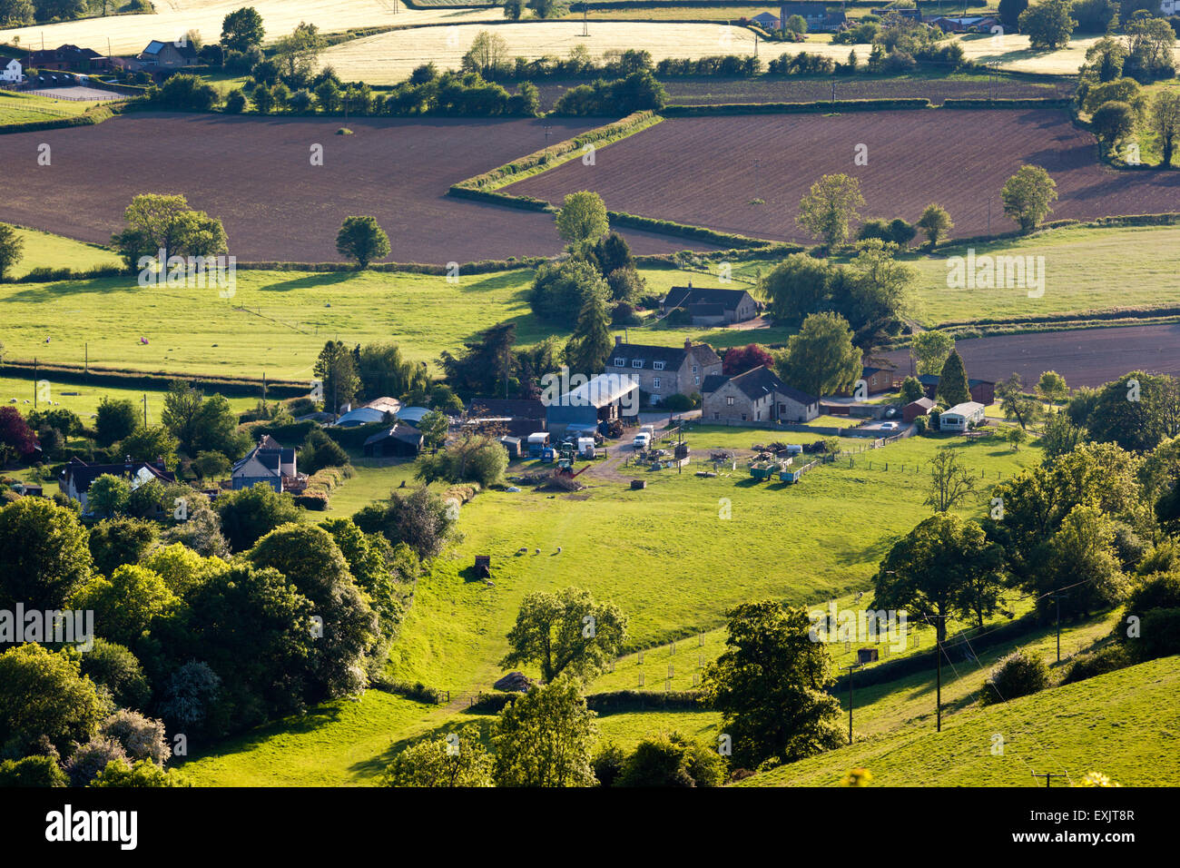 Tierras de cultivo y una granja en el Severn vale cerca de mucho verde, Gloucestershire, Reino Unido Foto de stock