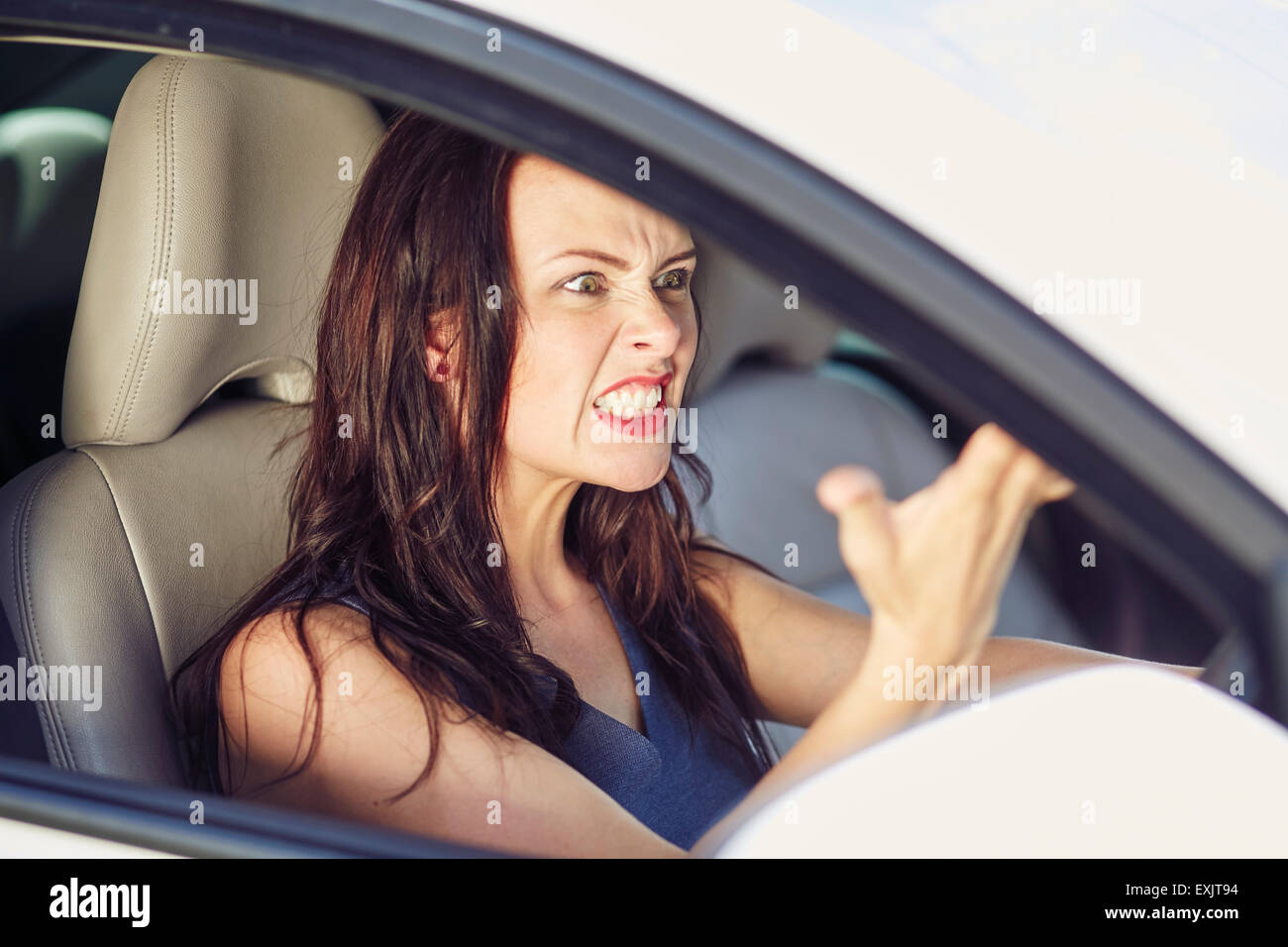 Mujer gritando a otro conductor Foto de stock