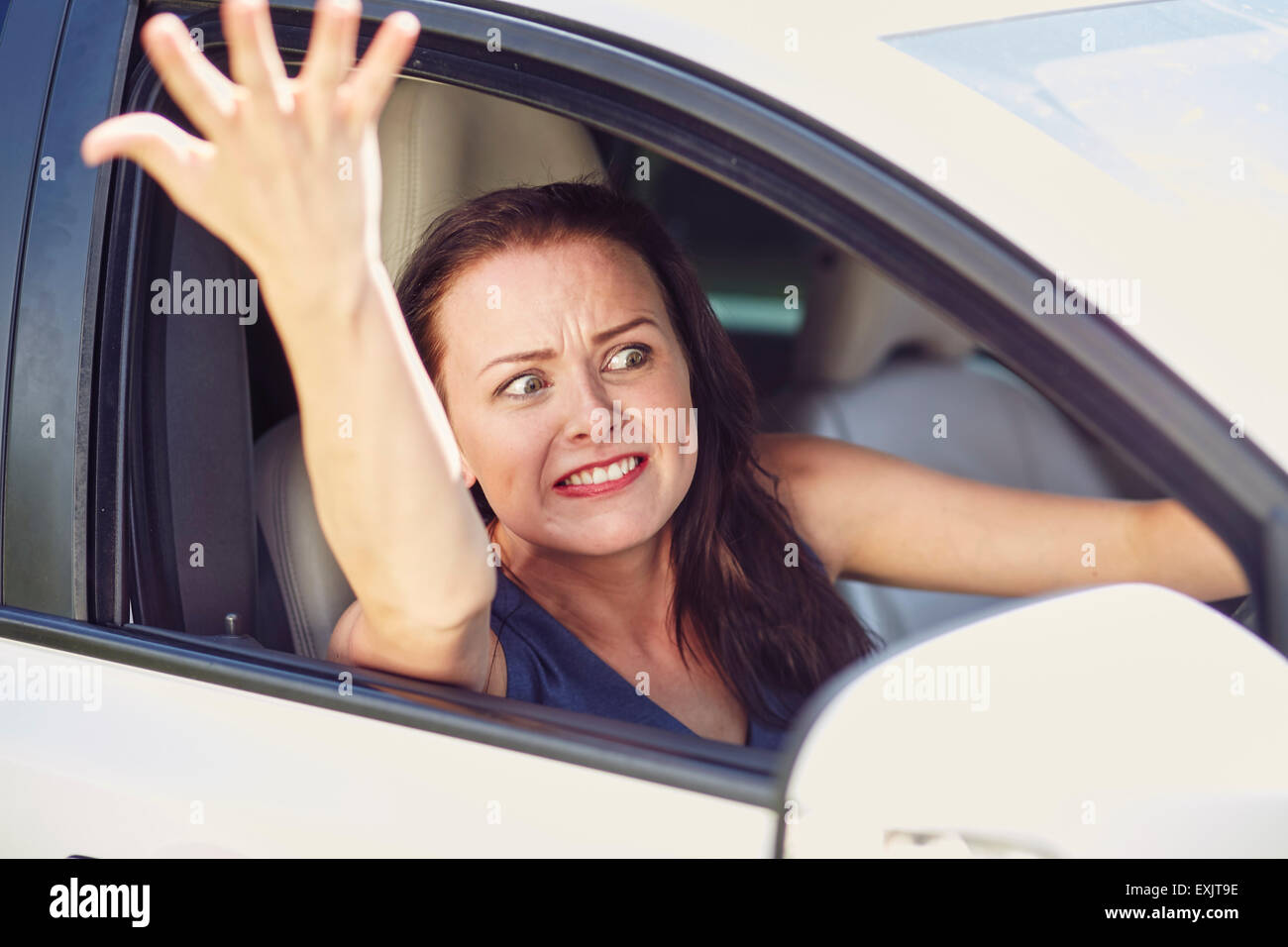 Mujer gritando a otro conductor Foto de stock
