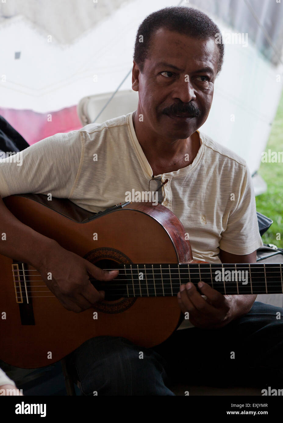 Afro guitarrista peruano Foto de stock