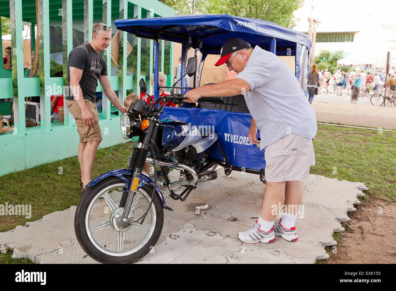 Hombre en moto taxi cubierto (trike taxi, moto taxi, auto rickshaw) - EE.UU. Foto de stock