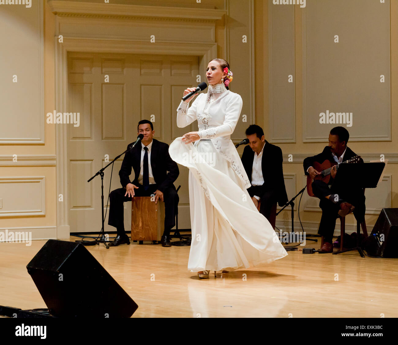 Julie Freundt Cantante De Musica Folklorica Peruana En El Escenario Fotografia De Stock Alamy alamy