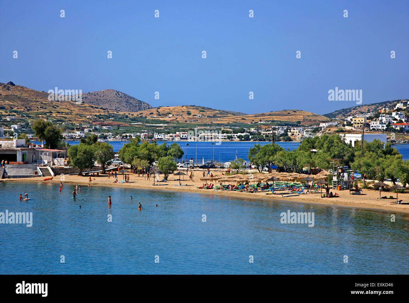 Playa Agathopes, cerca de Poseidonia ('Dellagrazia'), aldea de la isla de Syros, las Islas Cícladas, del mar Egeo, en Grecia. Foto de stock