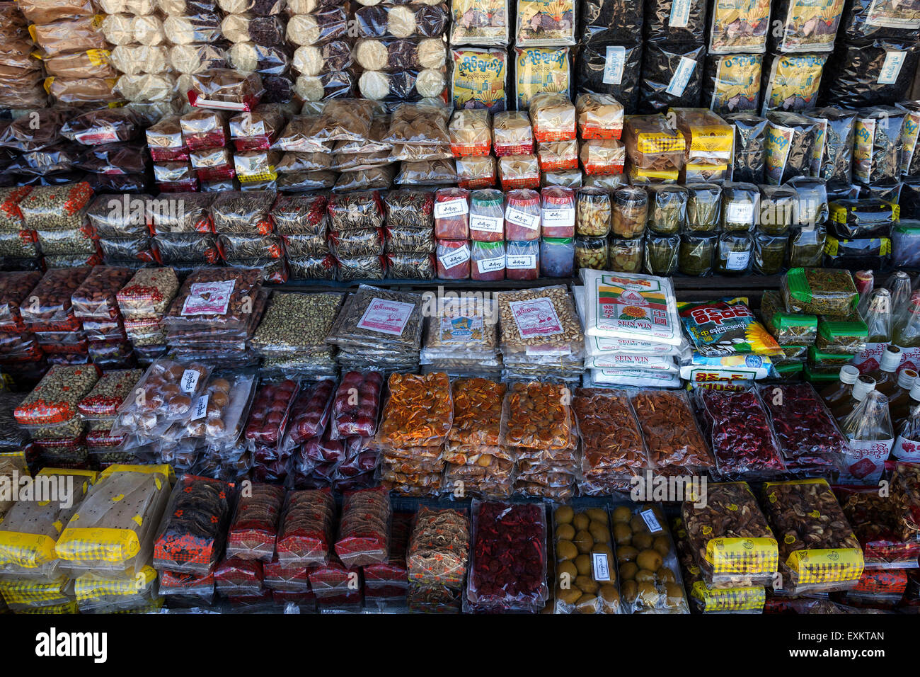 Varios productos de comida y caramelos en un establo, cerca de Kalaw, Estado de Shan, Myanmar Foto de stock