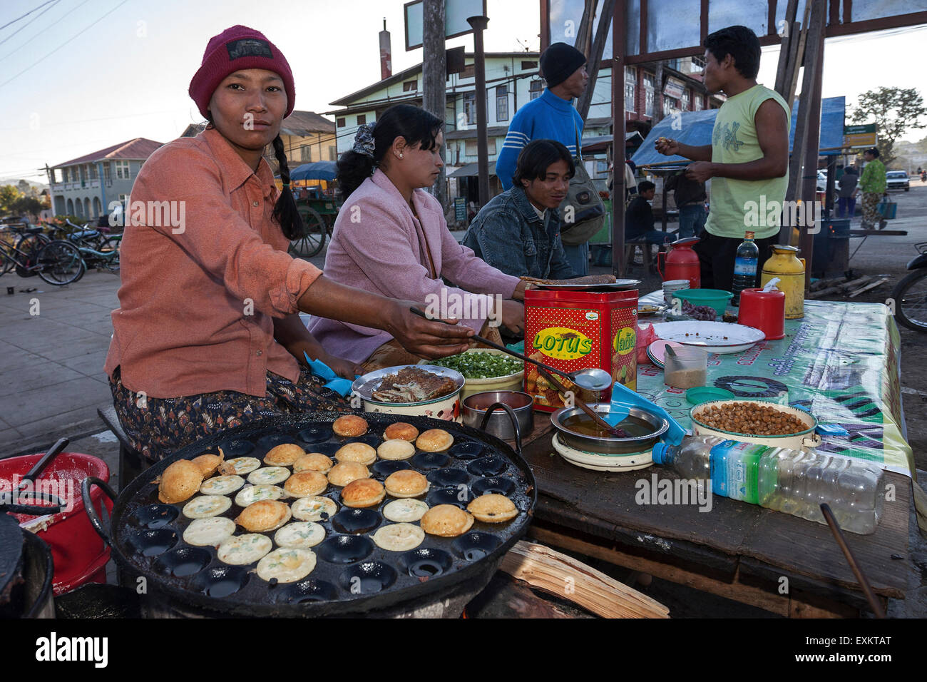 Puesto de comida en la calle Kalaw, en el estado de Shan, Myanmar Foto de stock