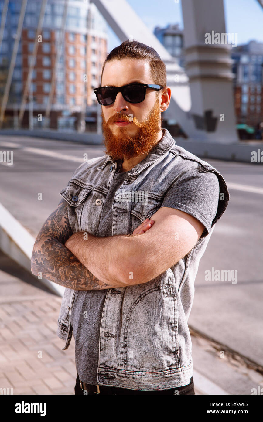 Barbado hipster gafas de sol en la ciudad Foto de stock