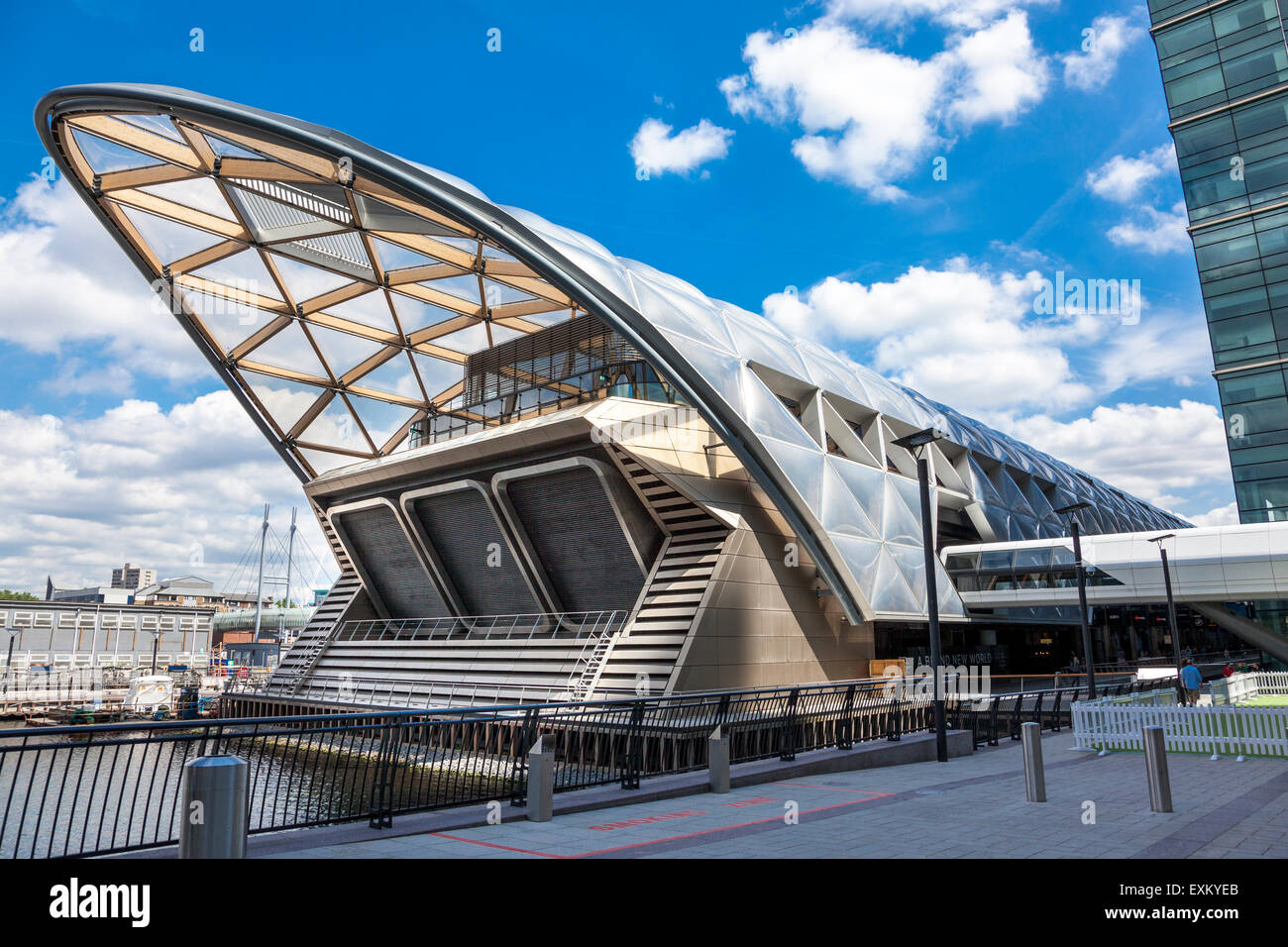 Travesaño estación Canary Wharf - Julio de 2015, Londres, Reino Unido. Foto de stock
