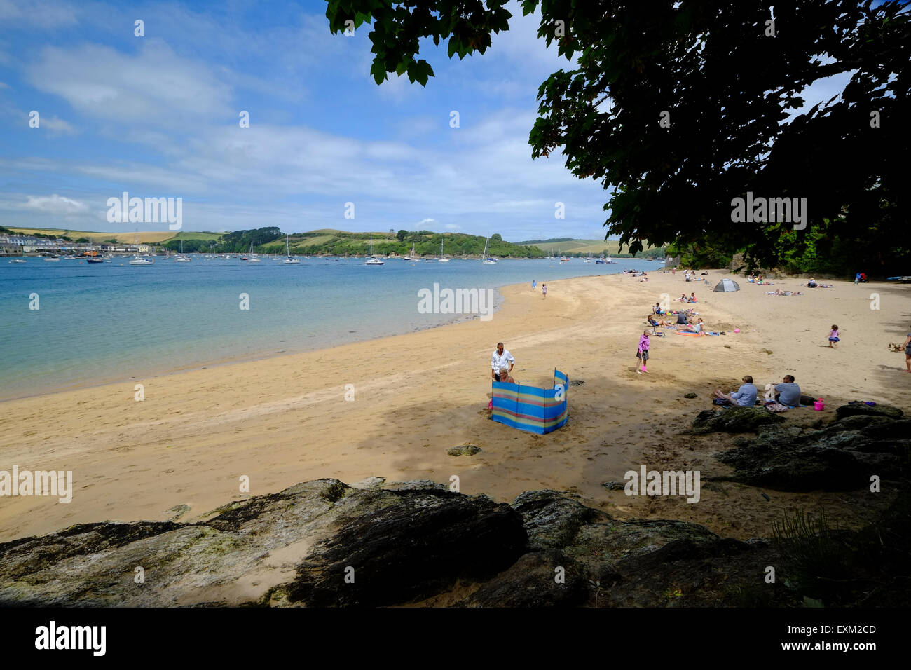 Salcombe, Devon, Reino Unido. La playa de East Portlemouth con la gente, tomar el sol y disfrutar del sol del verano. Foto de stock