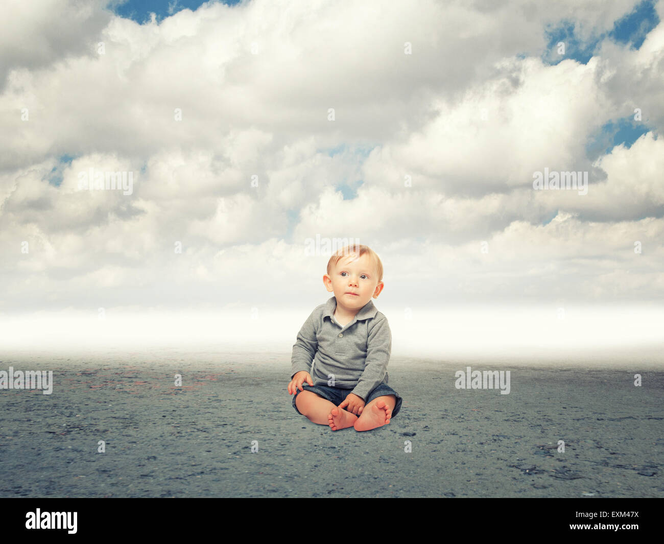 Retrato de niño en abstracto desierto Foto de stock