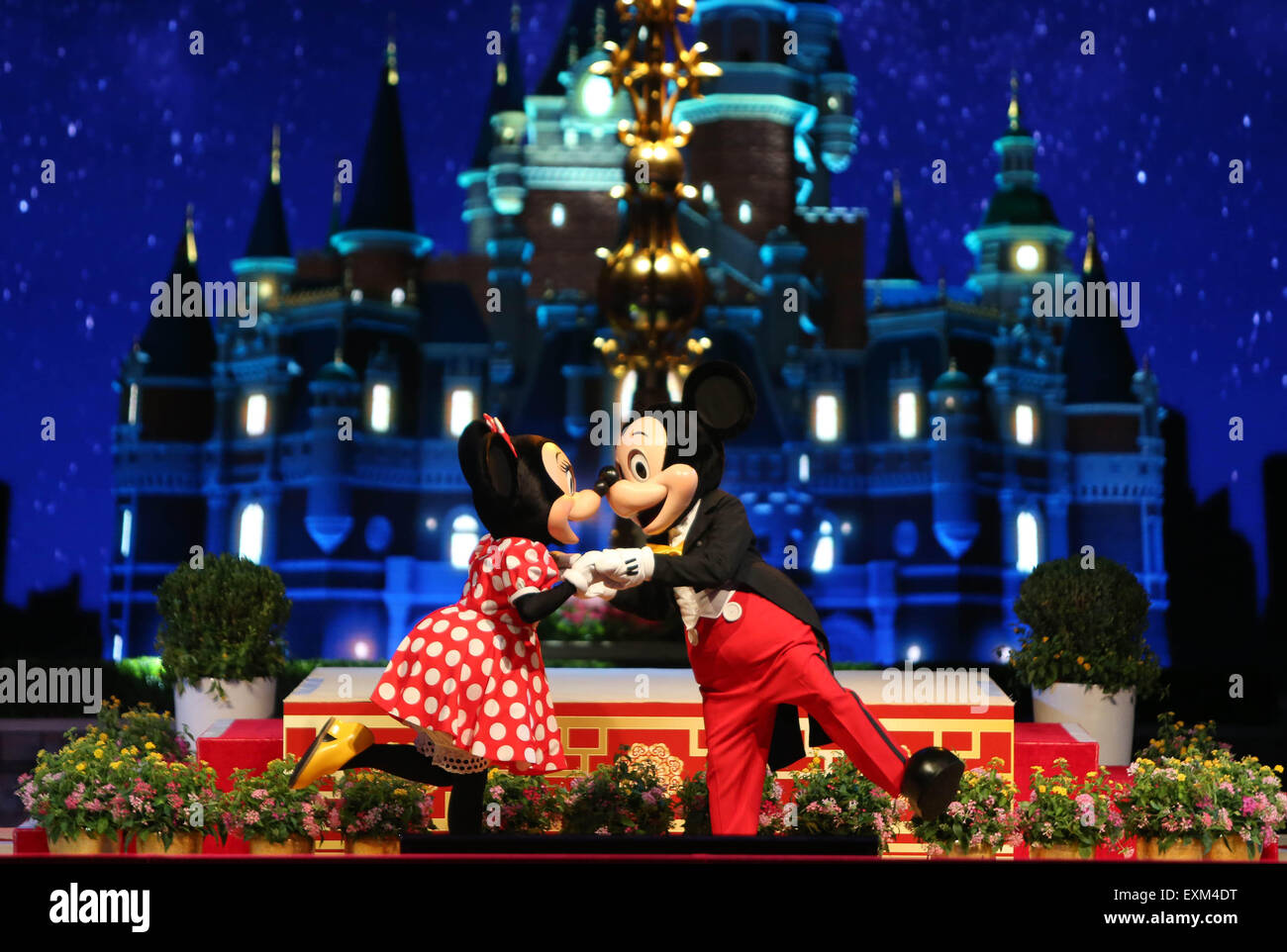 Shanghai, China. El 15 de julio de 2015. Los personajes de dibujos animados de Mickey y Minnie son vistos en la ceremonia de lanzamiento de los paisajes creativos de Shanghai Disneyland Resort Shanghai, China. El 15 de julio de 2015. Los personajes de dibujos animados de Mickey y Minnie son vistos en la ceremonia de lanzamiento de los paisajes creativos de Shanghai Disneyland Resort