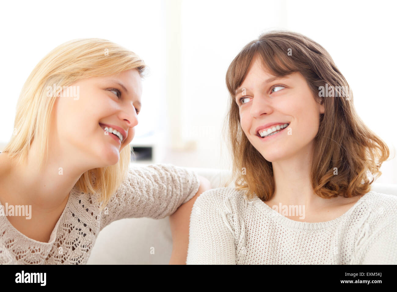 Complicidad escena transcurrido entre mejores amigos - Amistad concepto Foto de stock