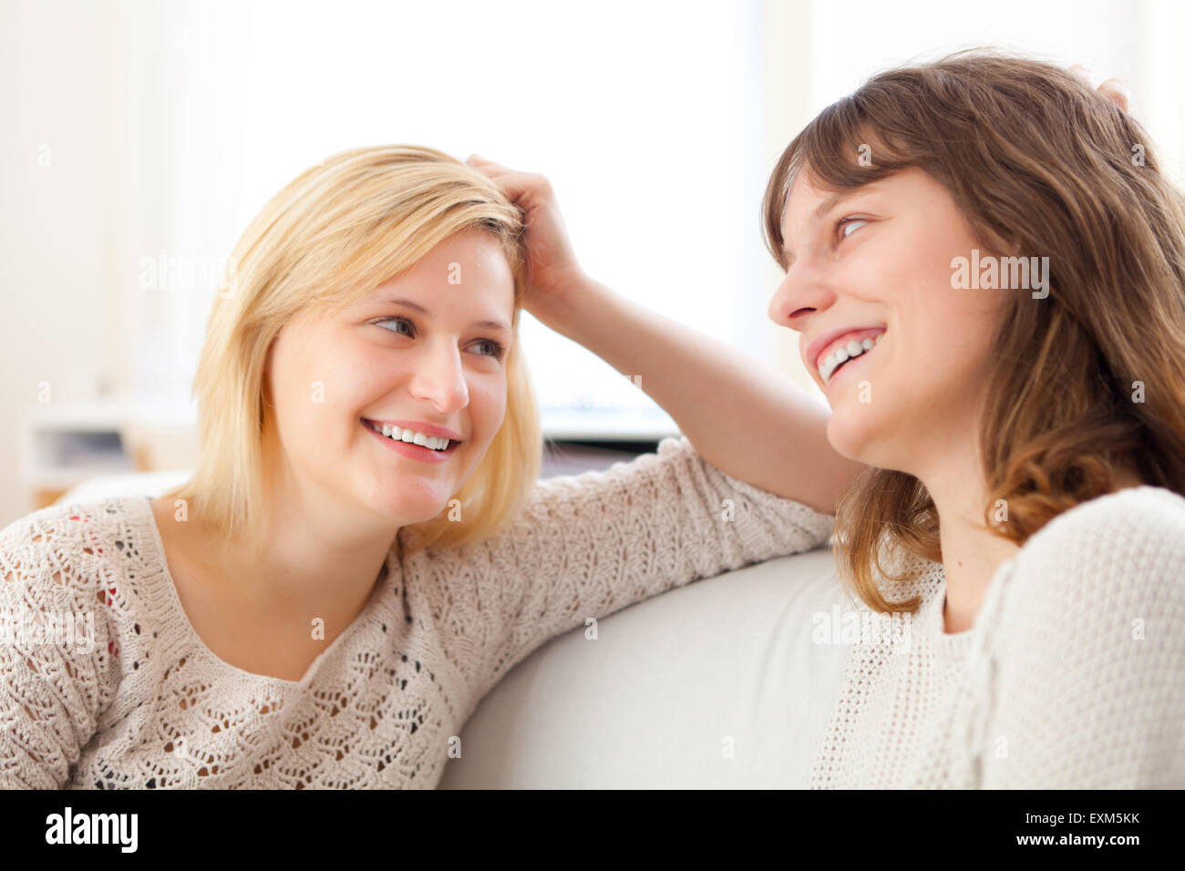 Complicidad escena transcurrido entre mejores amigos - Amistad concepto Foto de stock