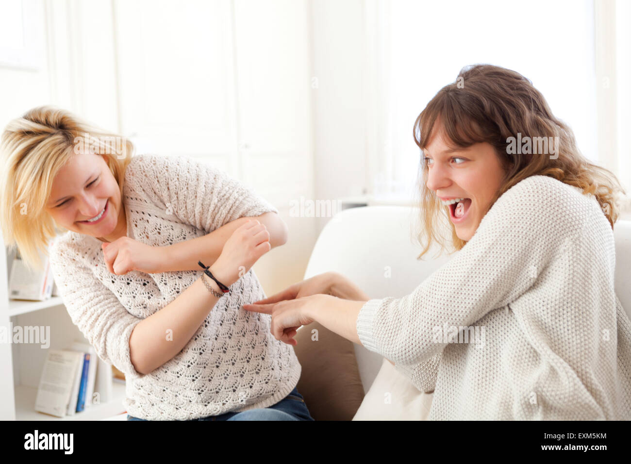 Complicidad escena transcurrido entre mejores amigos - Amistad concepto Foto de stock