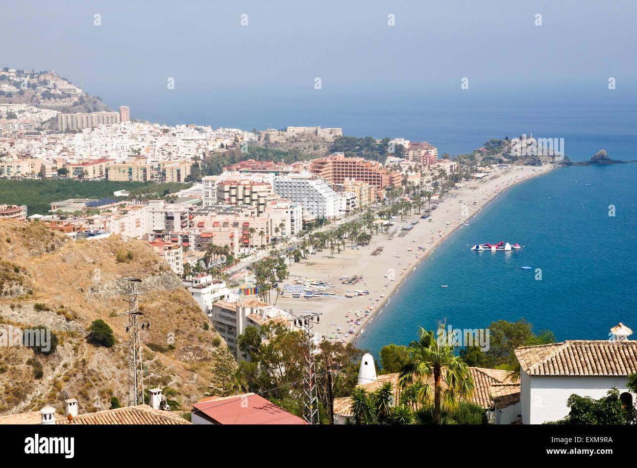 La aldea costera y de la playa de Almuñécar, Costa Tropical, Granada, la Costa del Sol, Andalucía, España. Foto de stock