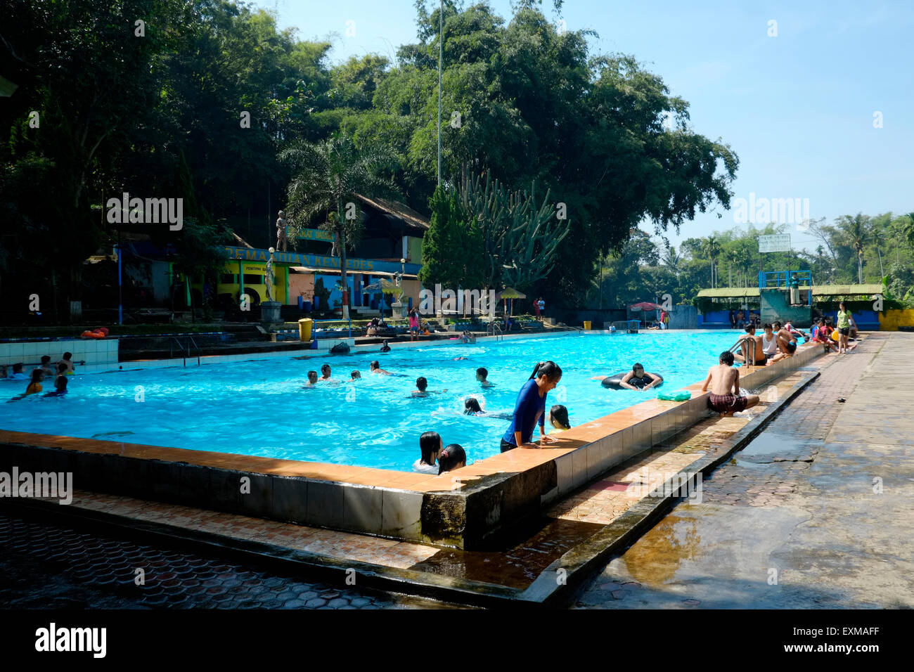 La piscina principal en el popular lugar de ocio piscinas kendedes en  Malang, Java Indonesia Fotografía de stock - Alamy