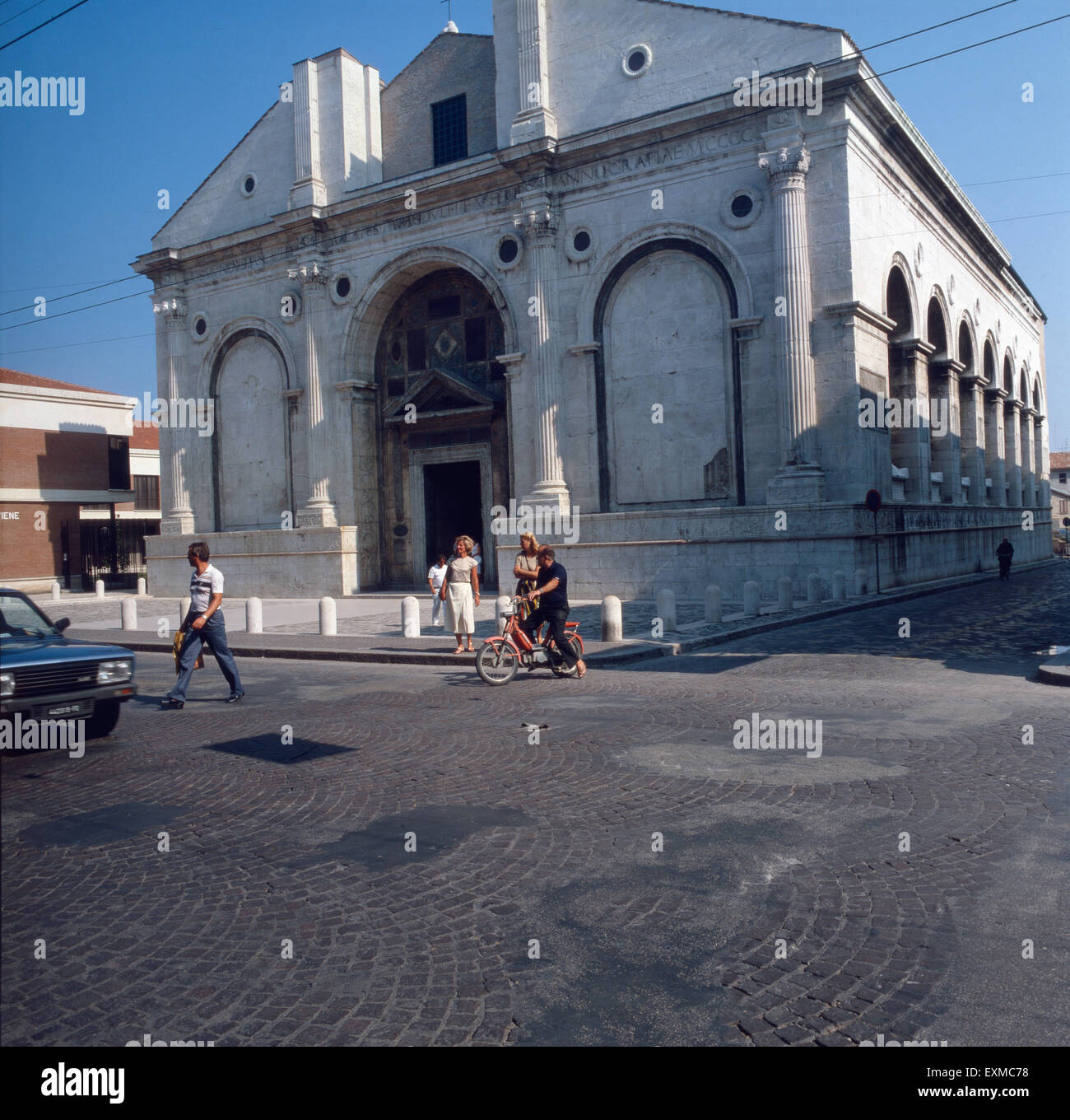 Der Tempio Malatestiano en Rimini an der italienischen Adria, Italien 1970er Jahre. El Tempio Malatestiano Malatesta en Rímini, en el Mar Adriático italiano, Italia 1970. Foto de stock