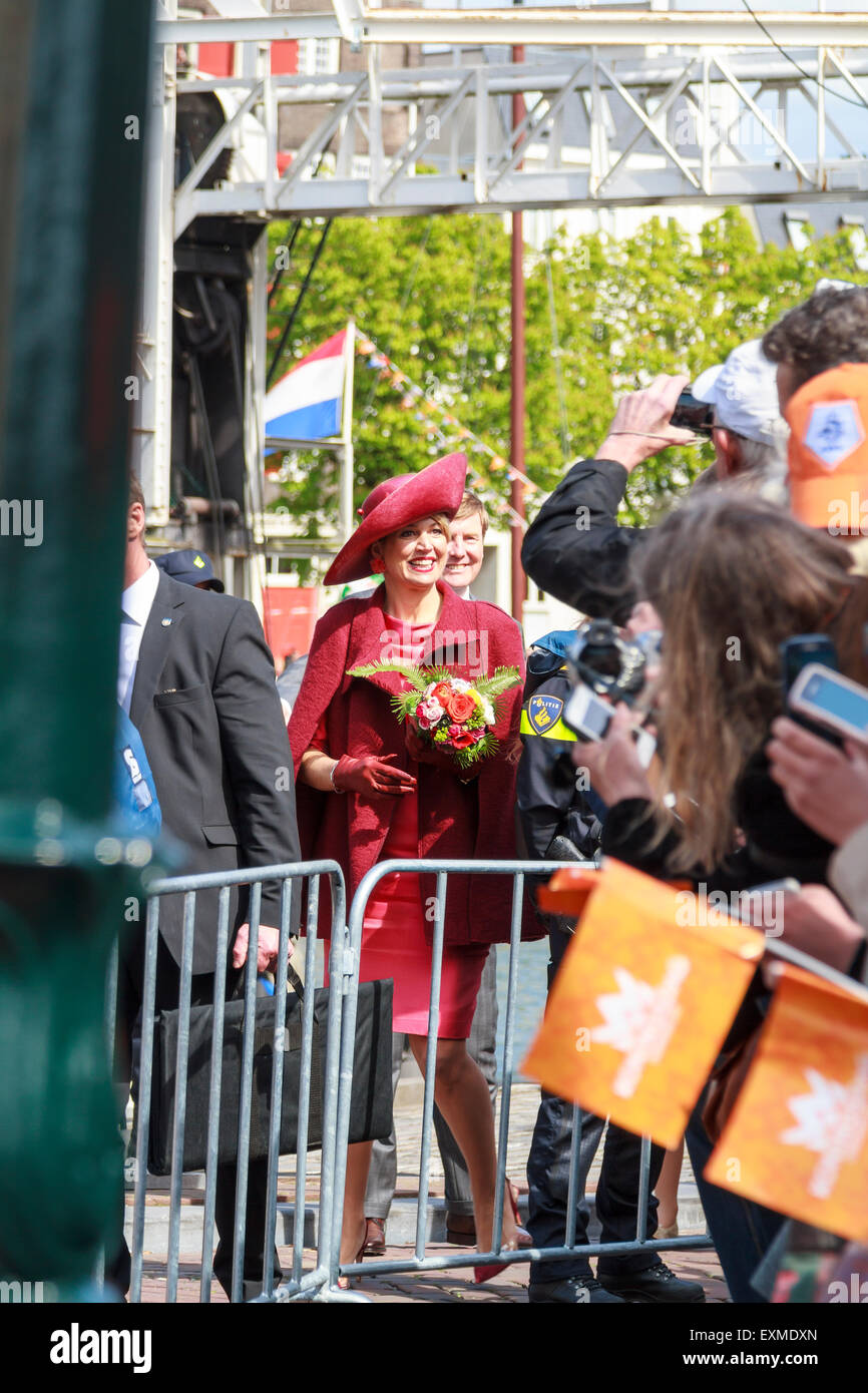 DORDRECHT, PAÍSES BAJOS - Abril 27, 2015: la Reina de los Países Bajos Maxima saludo al público durante su visita a Dordrecht o Foto de stock