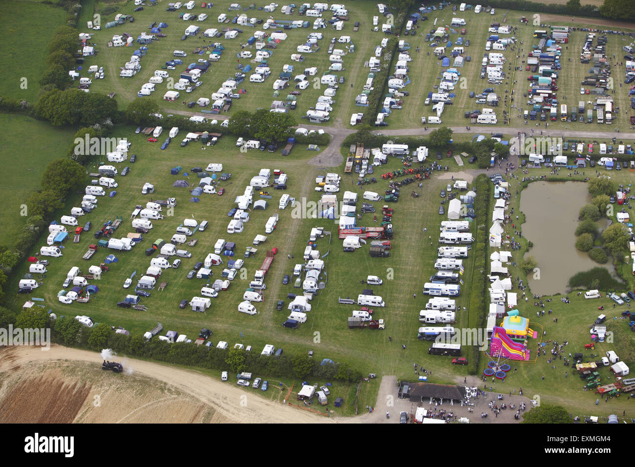 Vista aérea de un festival en el campamento de los South Downs nr Lewes, en la costa sur, en Sussex, Reino Unido, tal como se ve desde un ultraligero arriba Foto de stock
