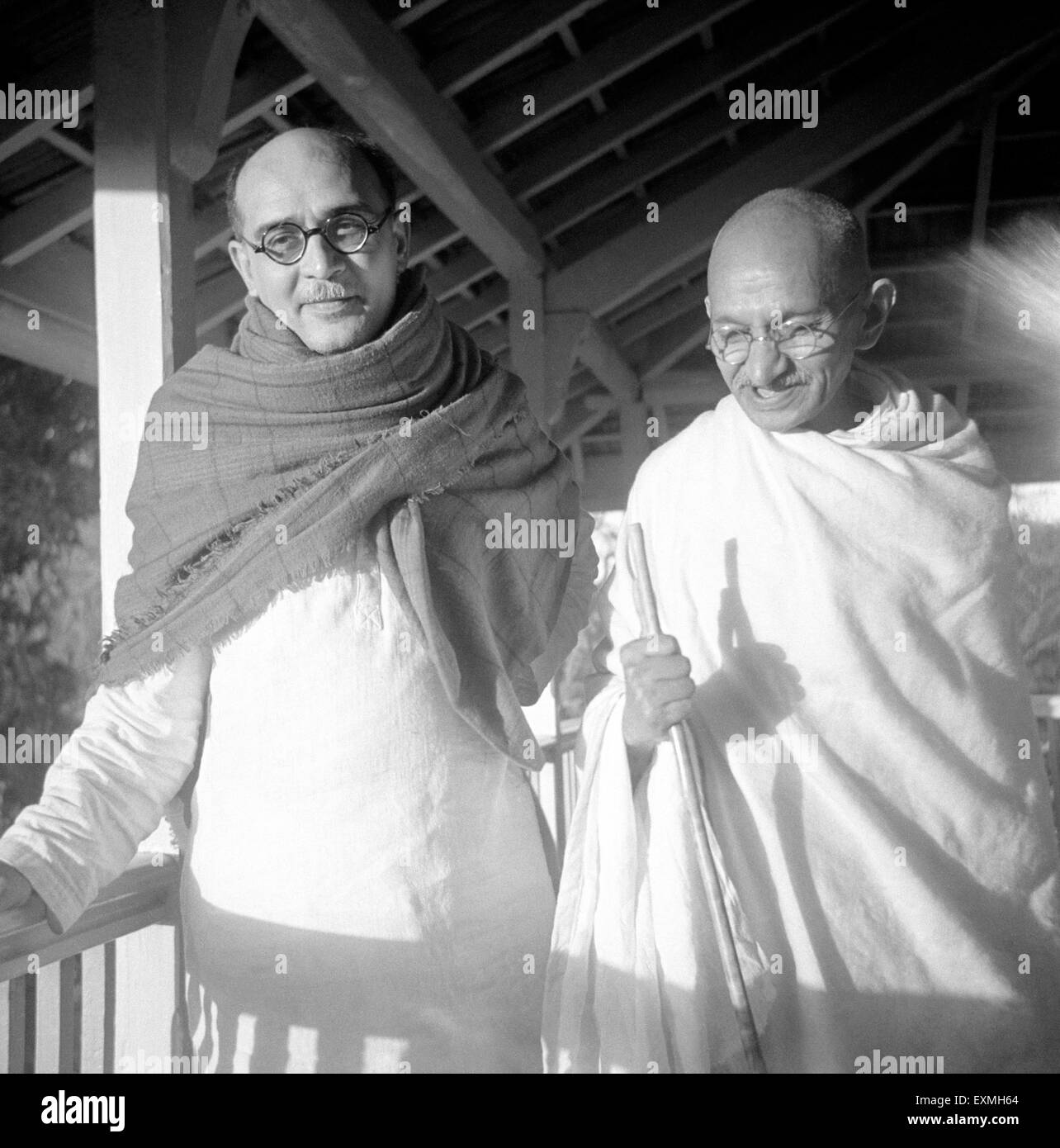 Mahadev Desai y Mahatma Gandhi en Bardoli Surat Gujarat India 1939 antigua imagen vintage del siglo XX Foto de stock