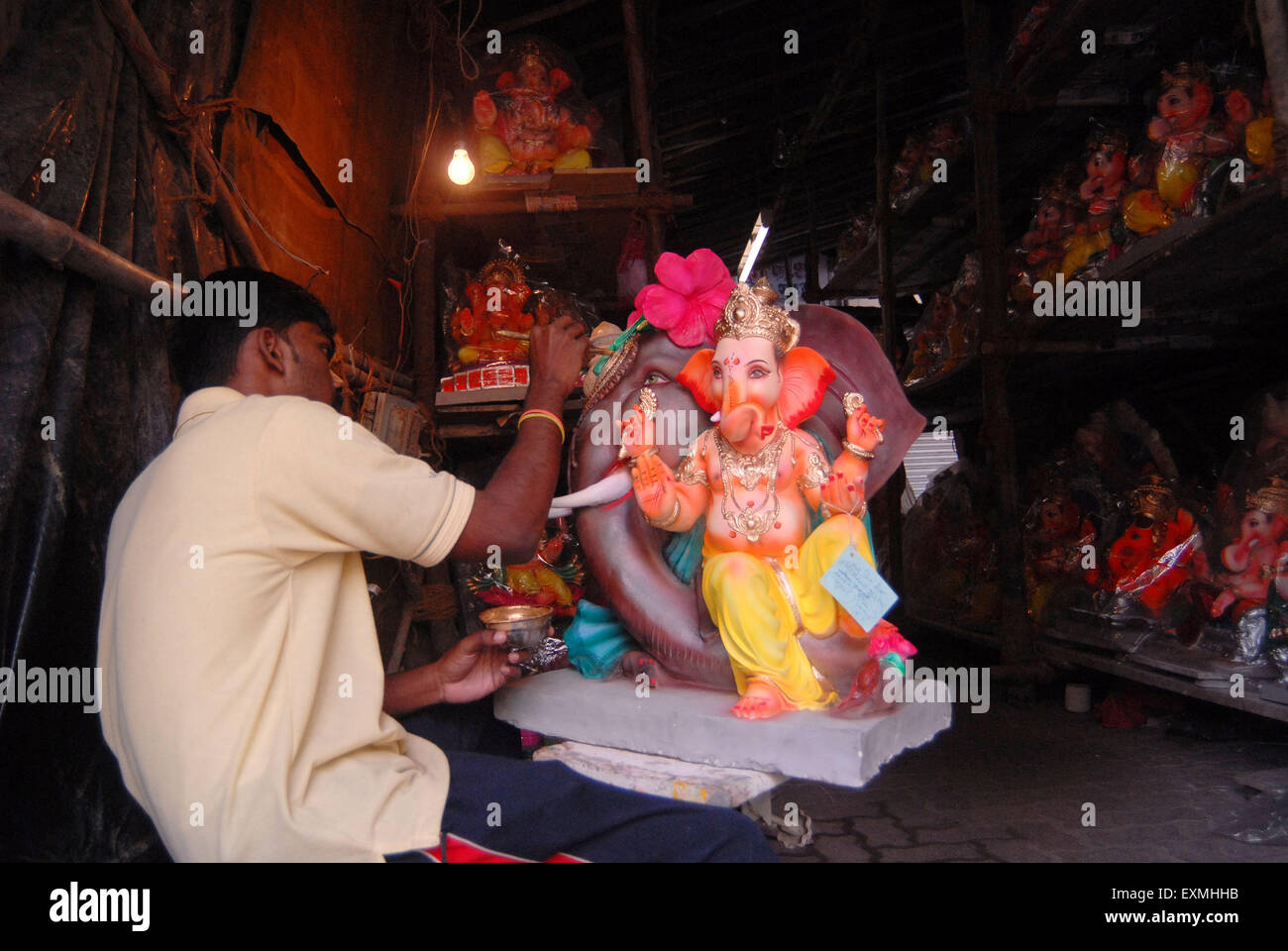 Escultor da el toque final a un señor Ganesh idol en un taller en Lalbaug para Ganesh festival ganpati Mumbai Foto de stock