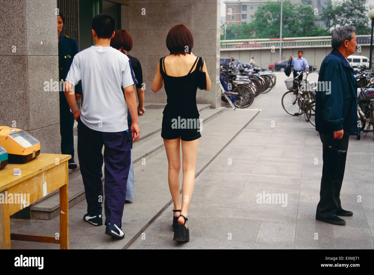 Chica china en plataforma de tacón alto botas de sandalia y pantalones  calientes, China, República Popular de China Fotografía de stock - Alamy