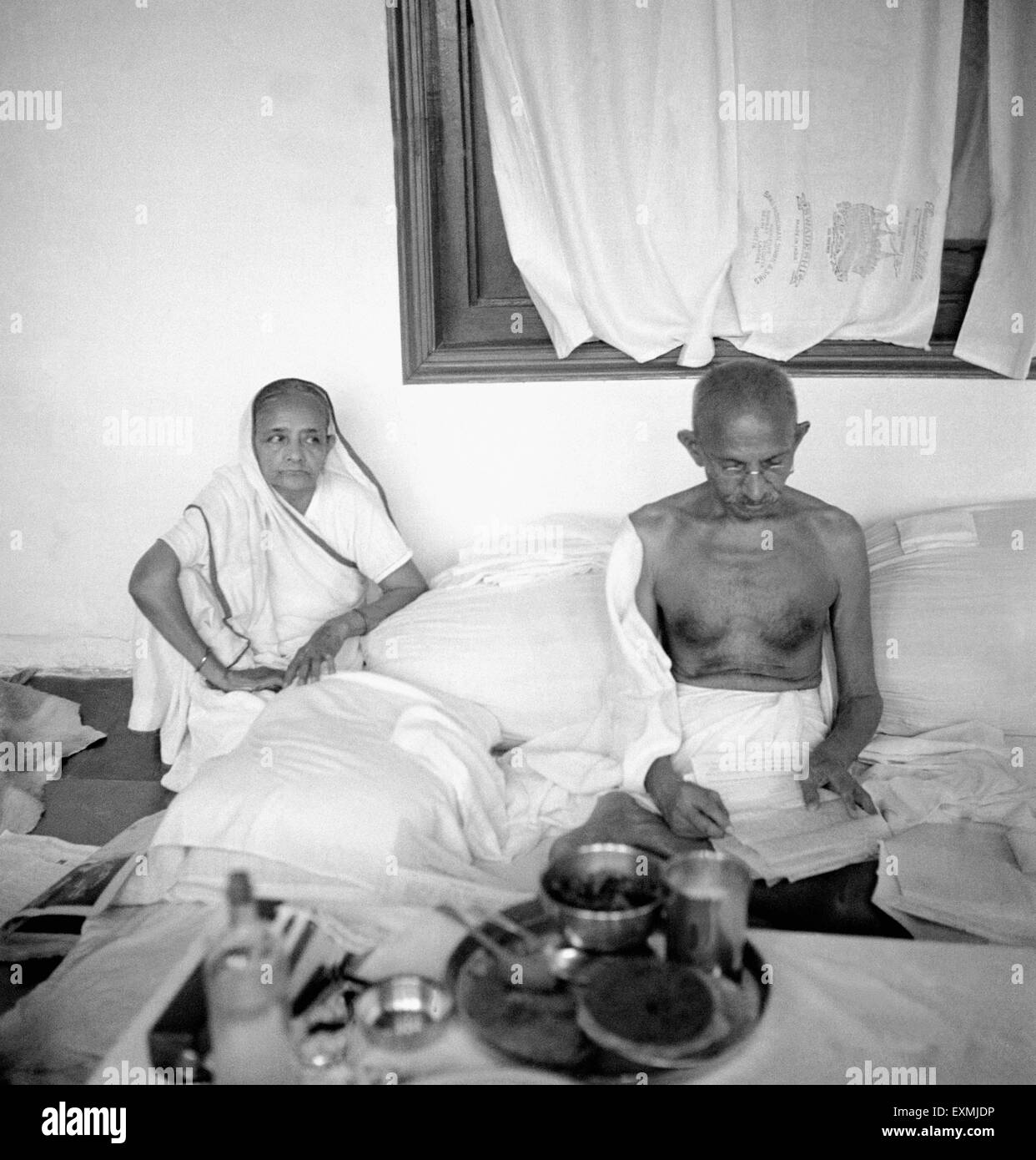 Kasturba Gandhi y Mahatma Gandhi en Abbottabad Khyber Pakhtunkhwa Hazara de Peshawar, Pakistán, octubre de 1938 Foto de stock