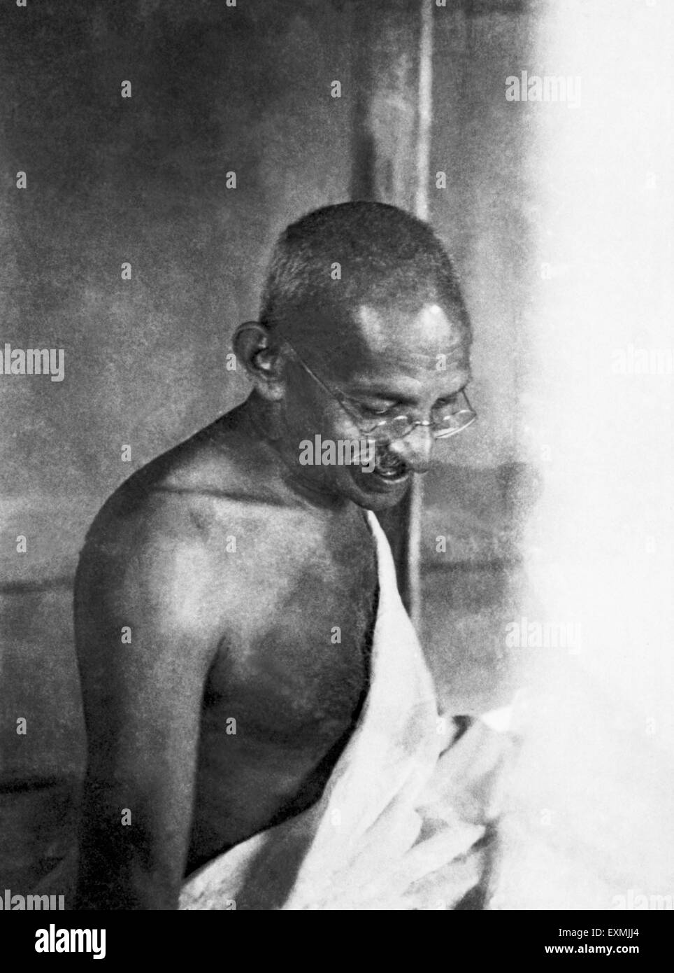 Mahatma Gandhi, Sevagram Ashram, Sewagram, Wardha, Nagpur, Maharashtra, 1937, India, Asia, antiguo cuadro vintage de 1900 Foto de stock