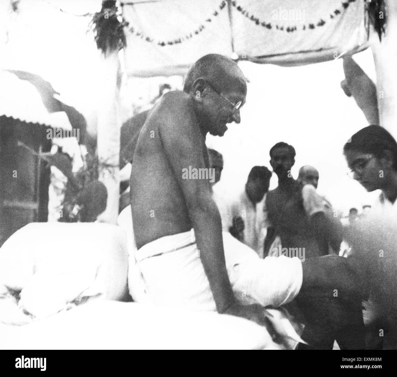 Mahatma Gandhi, después de una reunión de oración ; en noviembre de 1946 ; La India No, señor ; Manu Gandhi Foto de stock