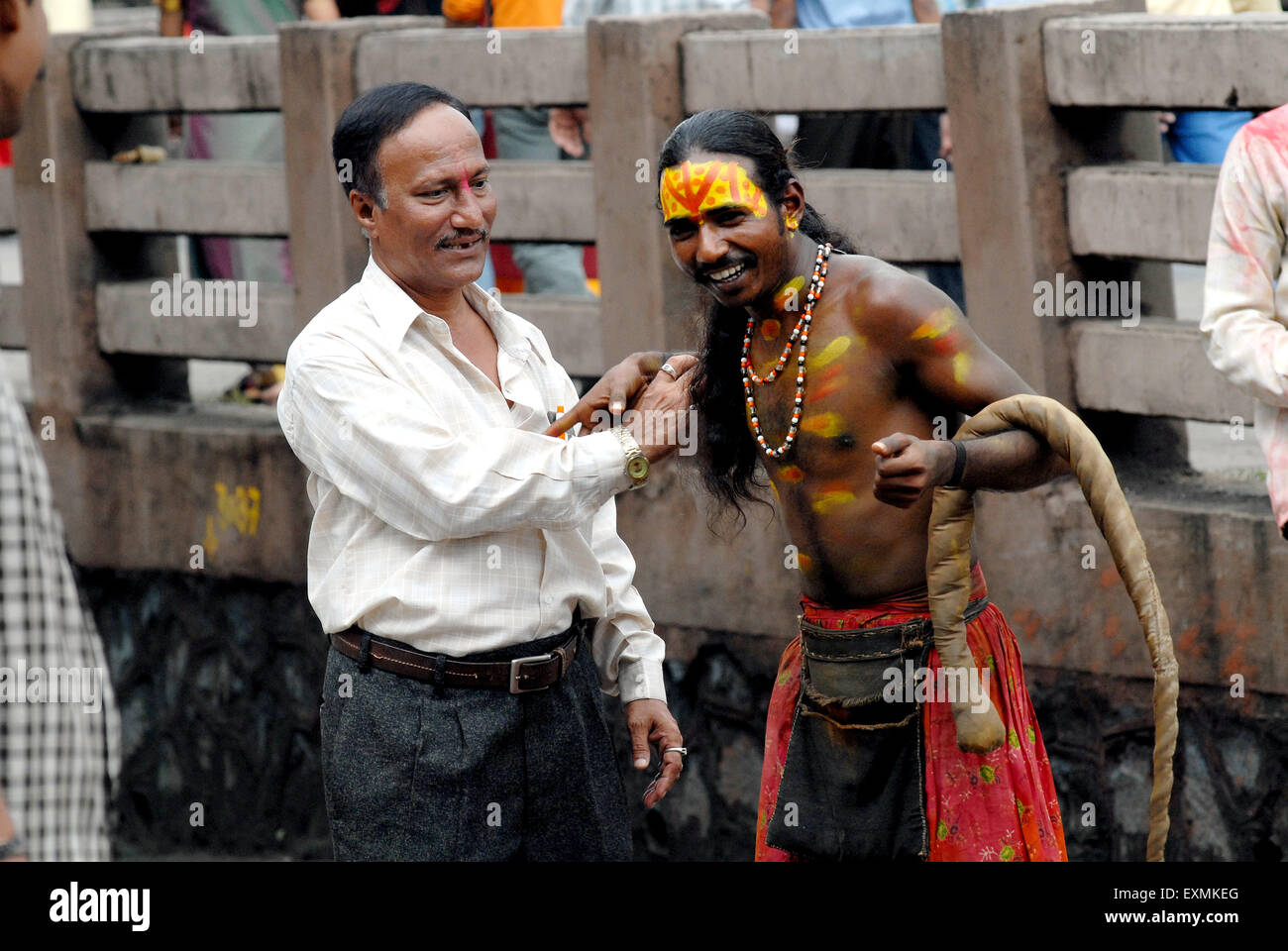 Un mendigo buscando limosna de azotes a sí mismo con una cuerda en Bombay Bombay ahora ; ; Maharashtra India Foto de stock