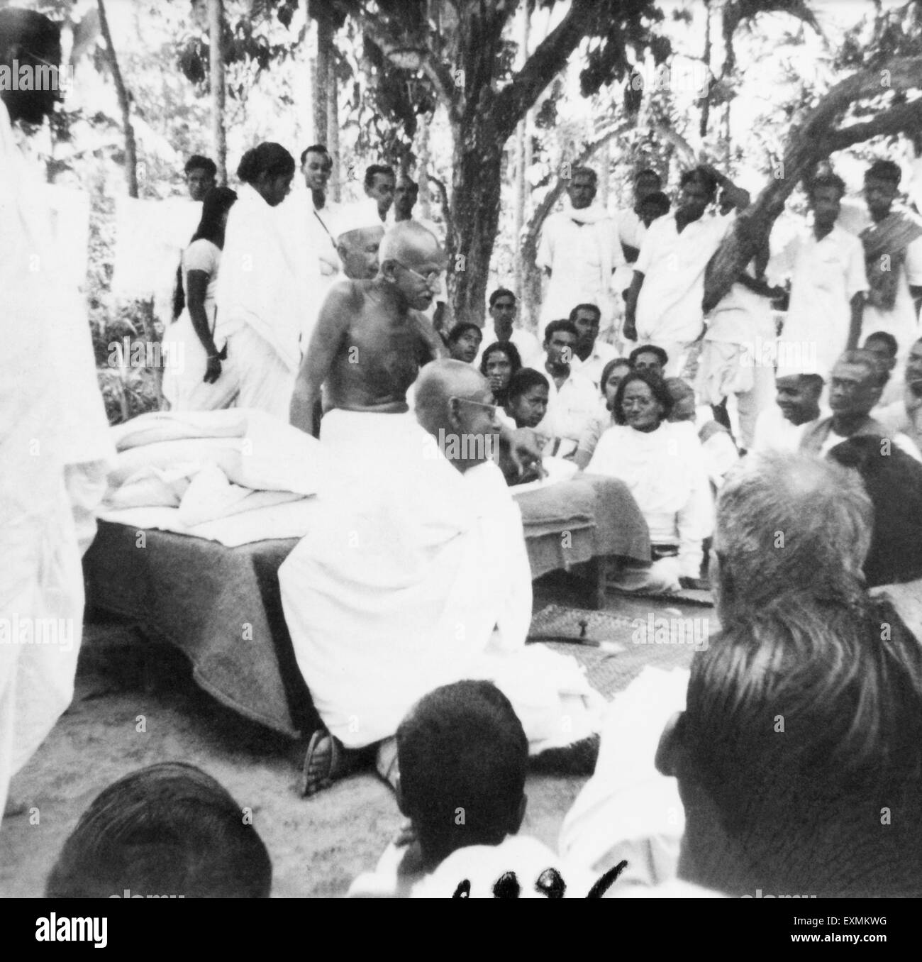 Mahatma Gandhi en una reunión pública celebrada en el motín las áreas afectadas en Noakhali Bengala Oriental ; en noviembre de 1946 Foto de stock