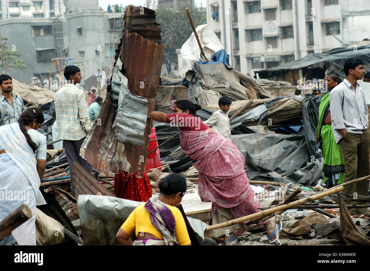 Los habitantes de tugurios retirar sus pertenencias demolición de barrios ilegales Mankhurd Link Road Mumbai Foto de stock