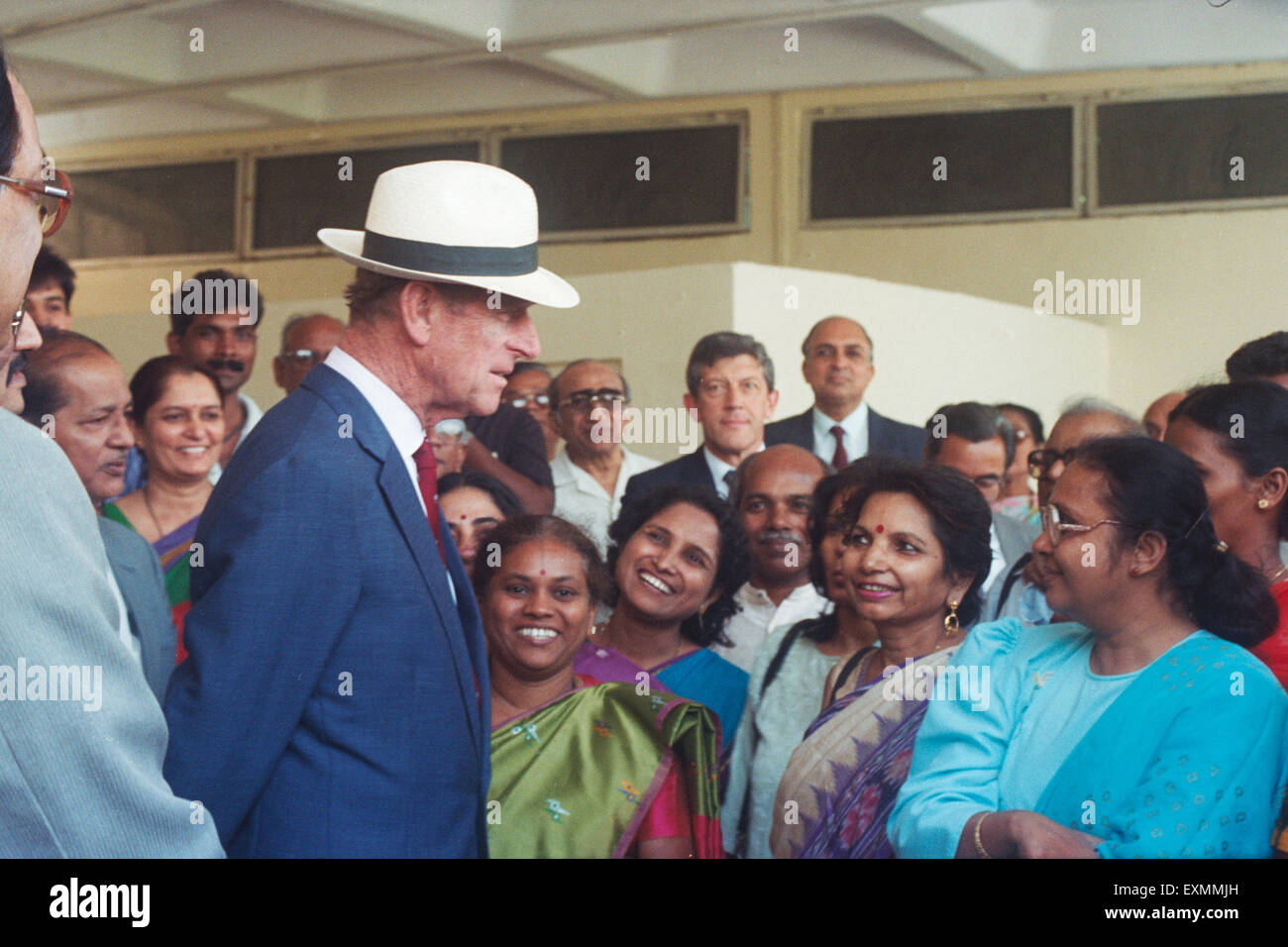 El príncipe Felipe hablando a mujeres de la India, Mumbai, India Foto de stock